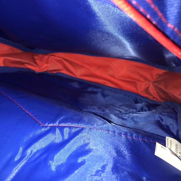 Wonder Woman Backpack With Detachable Cape - Picture 11 of 12